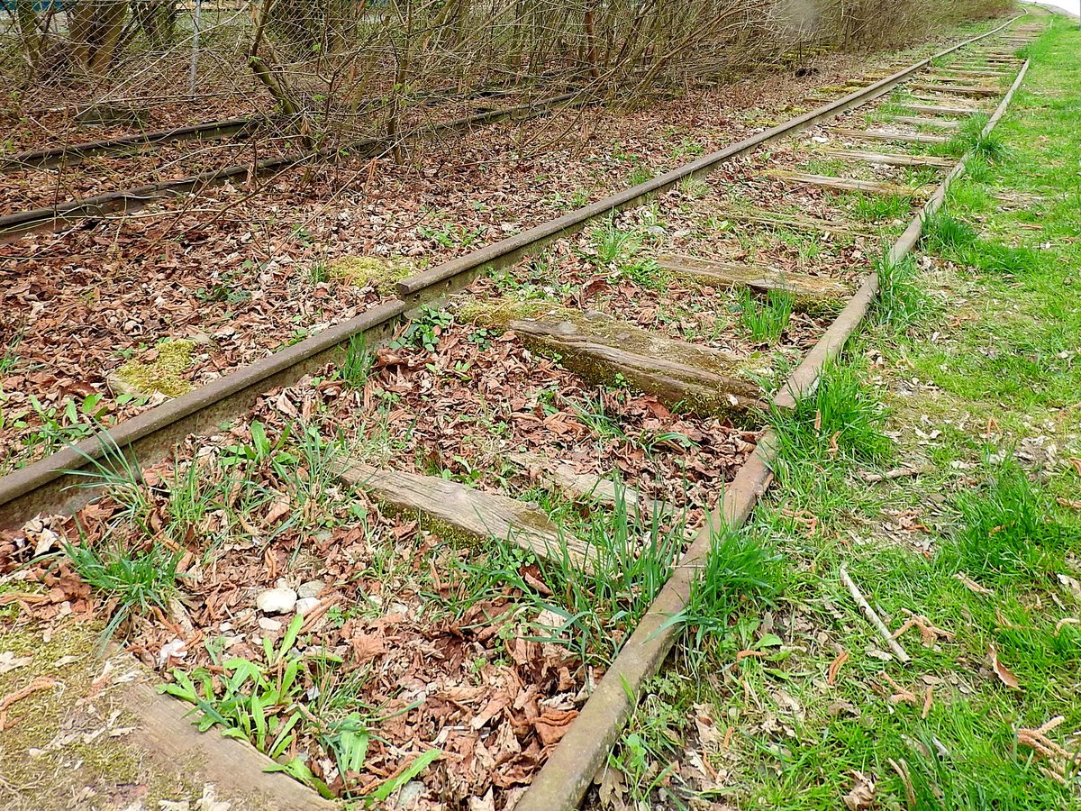  Finde den Unterschied  bzw. ein Relikt der Florianerbahn; gesehen bei einer kleinen Frühlingswanderung; 210403