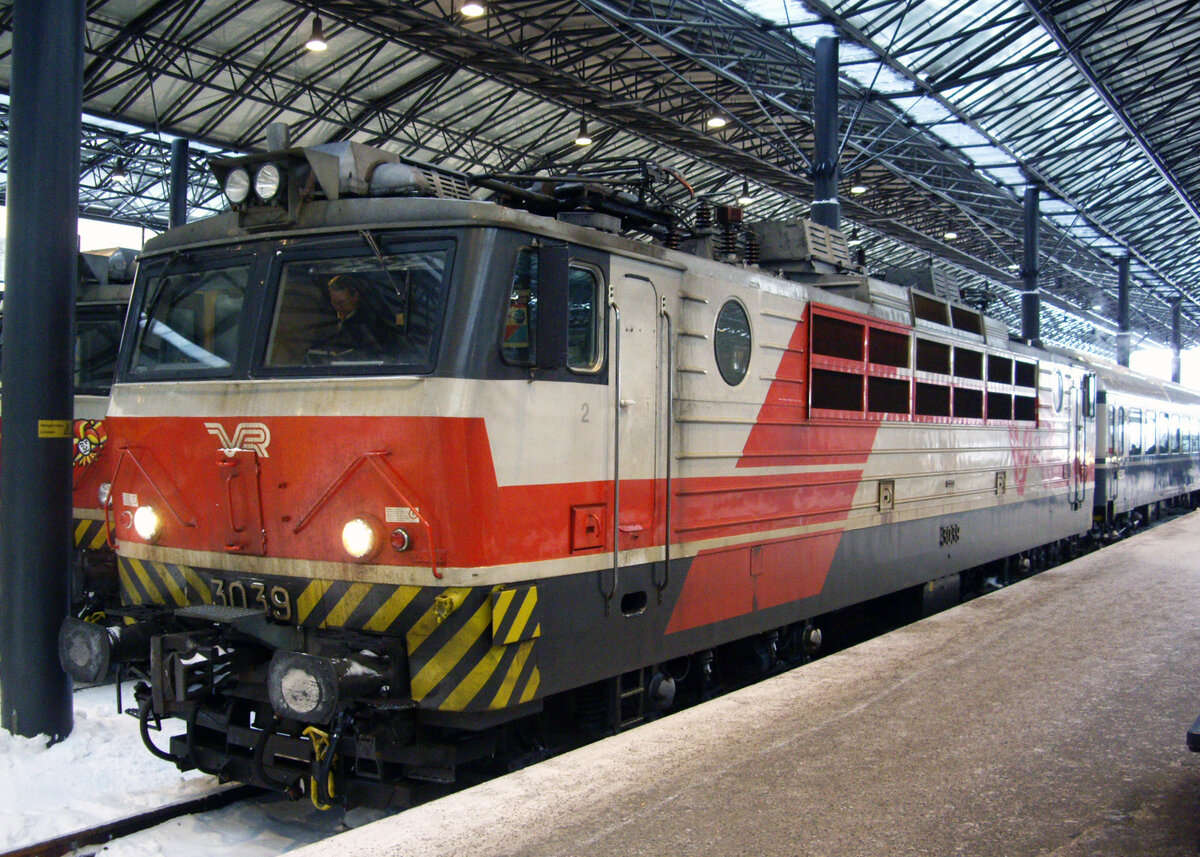 Finnish locomotive Sr1, No. 3039, Helsinki Central Station, 08 Feb 2012.