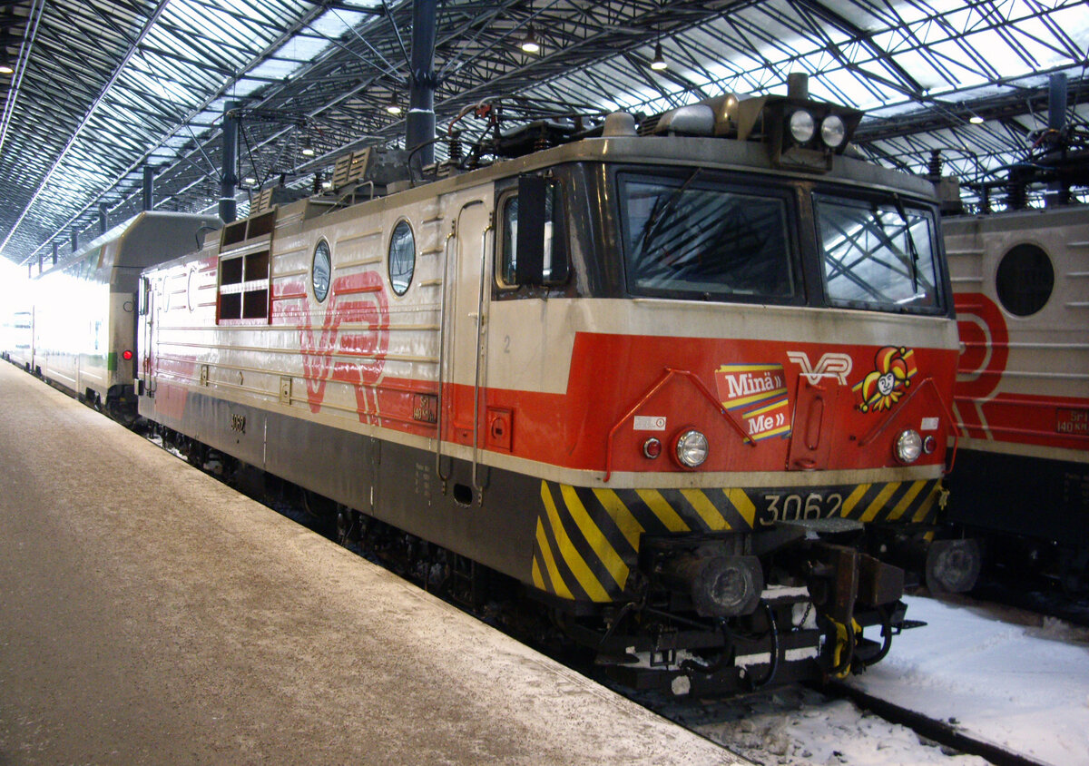 Finnish locomotive Sr1, No. 3062, Helsinki Central Station, 08 Feb 2012.