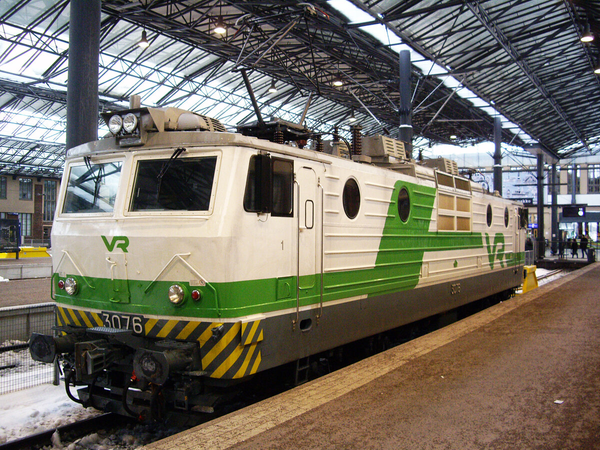 Finnish locomotive Sr1, No. 3076, Helsinki Central Station, 11 Feb 2012.