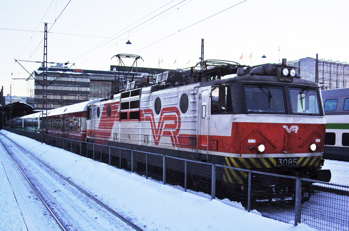 Finnish locomotive Sr1, No. 3085, Helsinki Central Station, 09 Feb 2012.