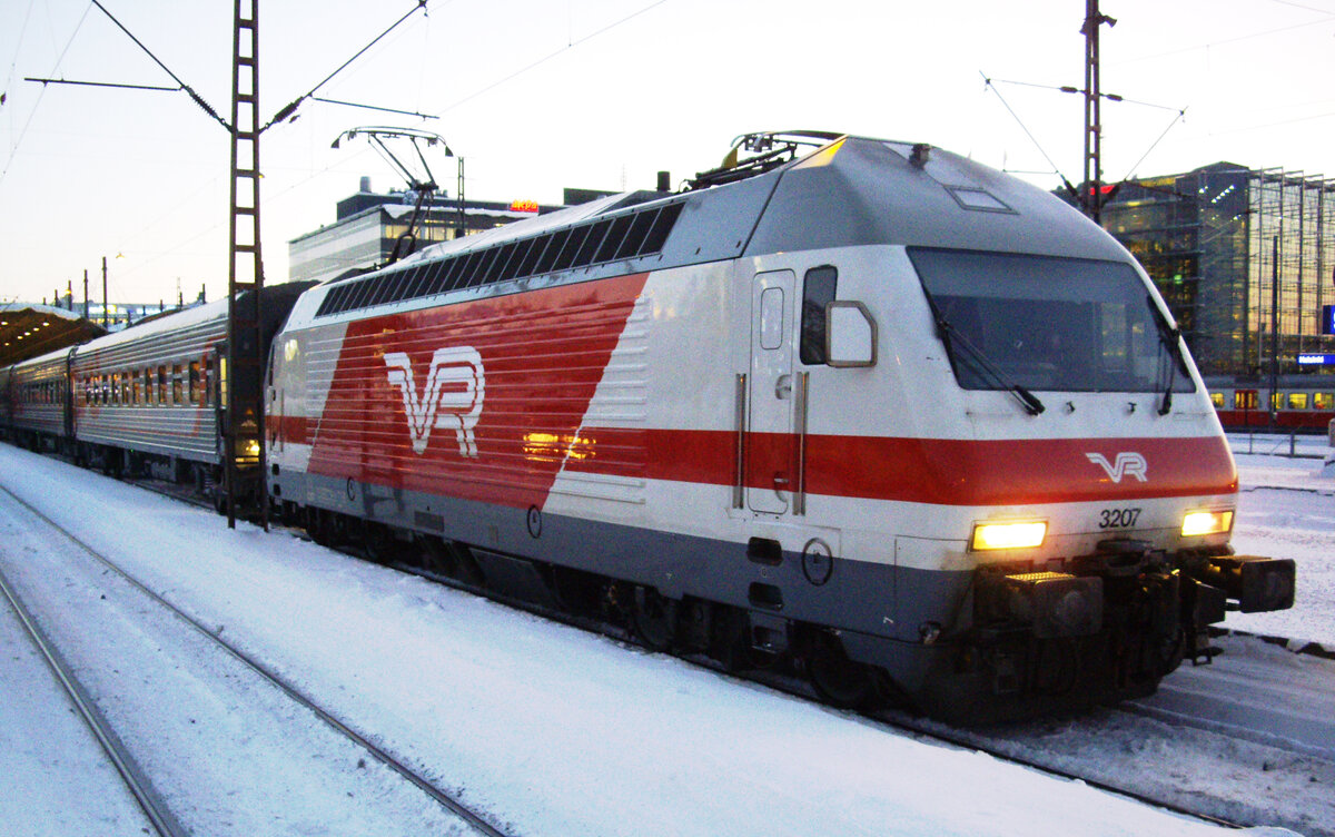Finnish locomotive VR Sr2, No. 3207, Helsinki Central Station, 09 Feb 2012.