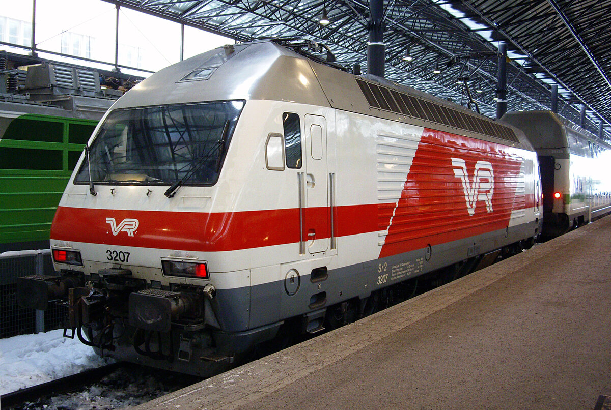Finnish locomotive VR Sr2, No. 3207, Helsinki Central Station, 11 Feb 2012.