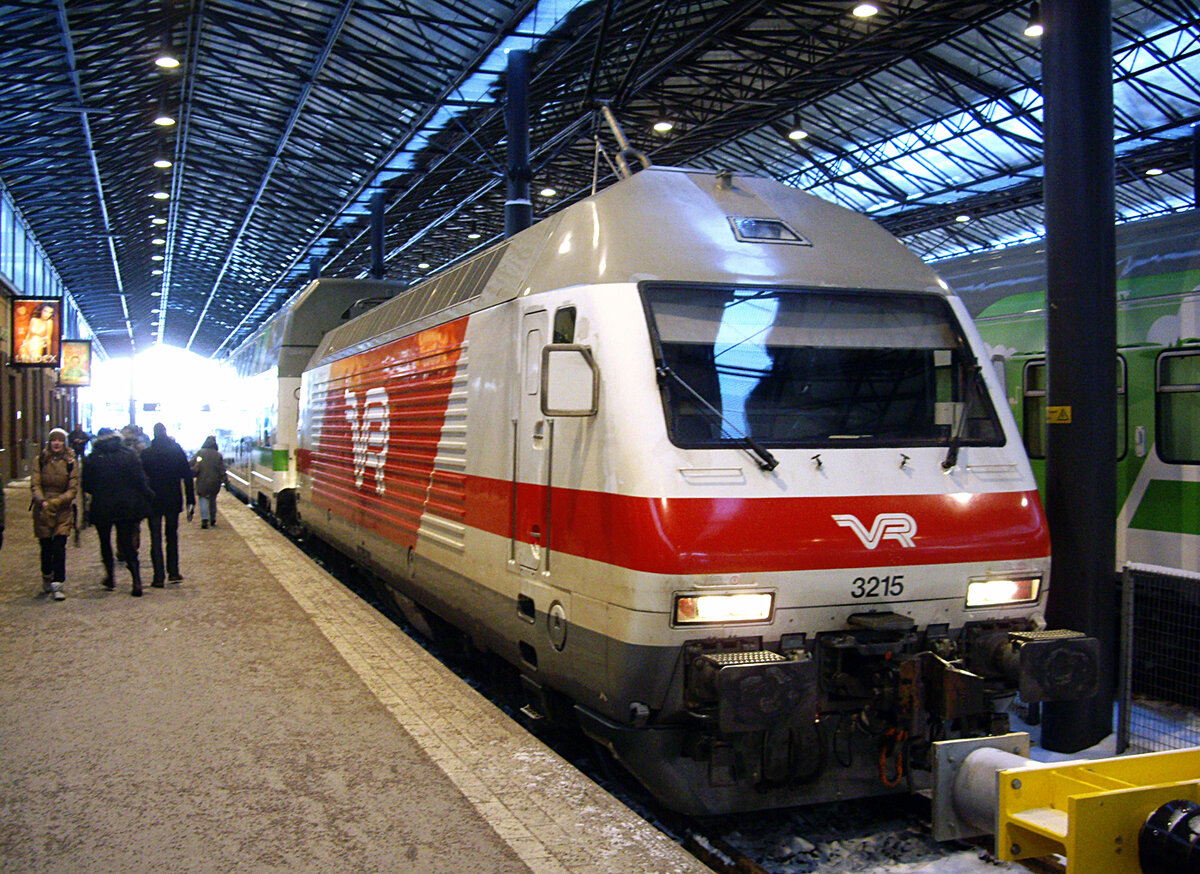 Finnish locomotive VR Sr2, No. 3215, Helsinki Central Station, 09 Feb 2012.