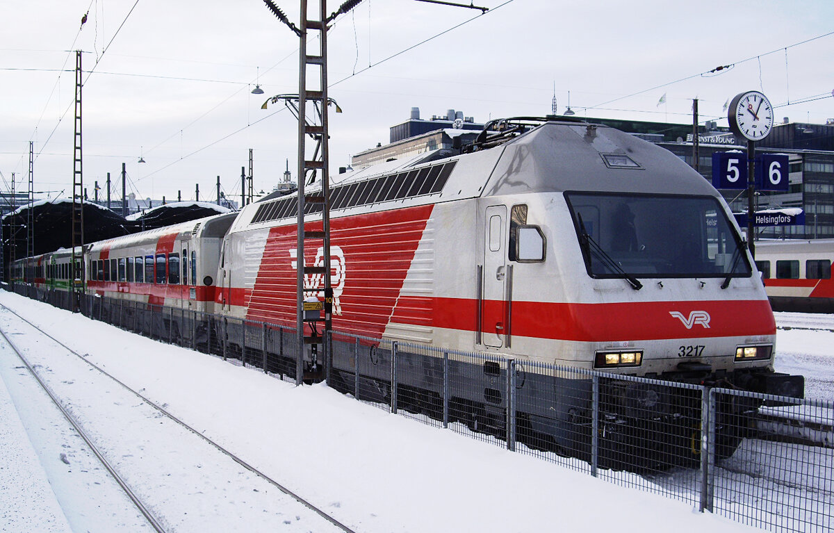 Finnish locomotive VR Sr2, No. 3217, Helsinki Central Station, 08 Feb 2012.