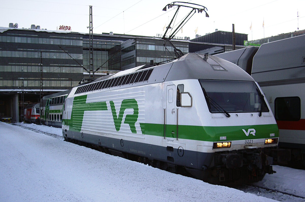 Finnish locomotive VR Sr2, No. 3221, Helsinki Central Station, 09 Feb 2012.