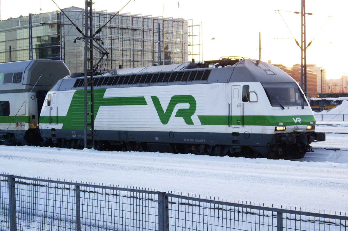 Finnish locomotive VR Sr2, No. 3221, Helsinki Central Station, 09 Feb 2012.