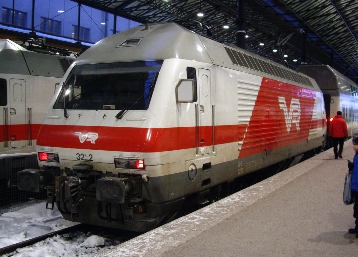 Finnish locomotive VR Sr2, No. 3222, Helsinki Central Station, 09 Feb 2012.