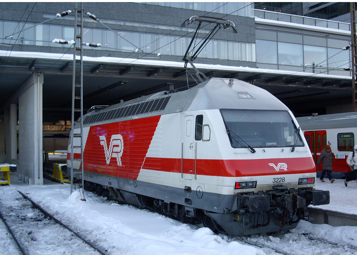 Finnish locomotive VR Sr2, No. 3228, Helsinki Central Station, 09 Feb 2012.