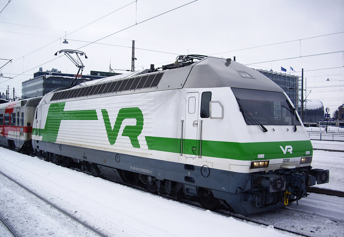 Finnish locomotive VR Sr2, No. 3233, Helsinki Central Station, 11 Feb 2012.