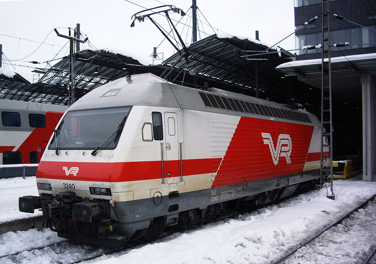 Finnish locomotive VR Sr2, No. 3240, Helsinki Central Station, 11 Feb 2012.