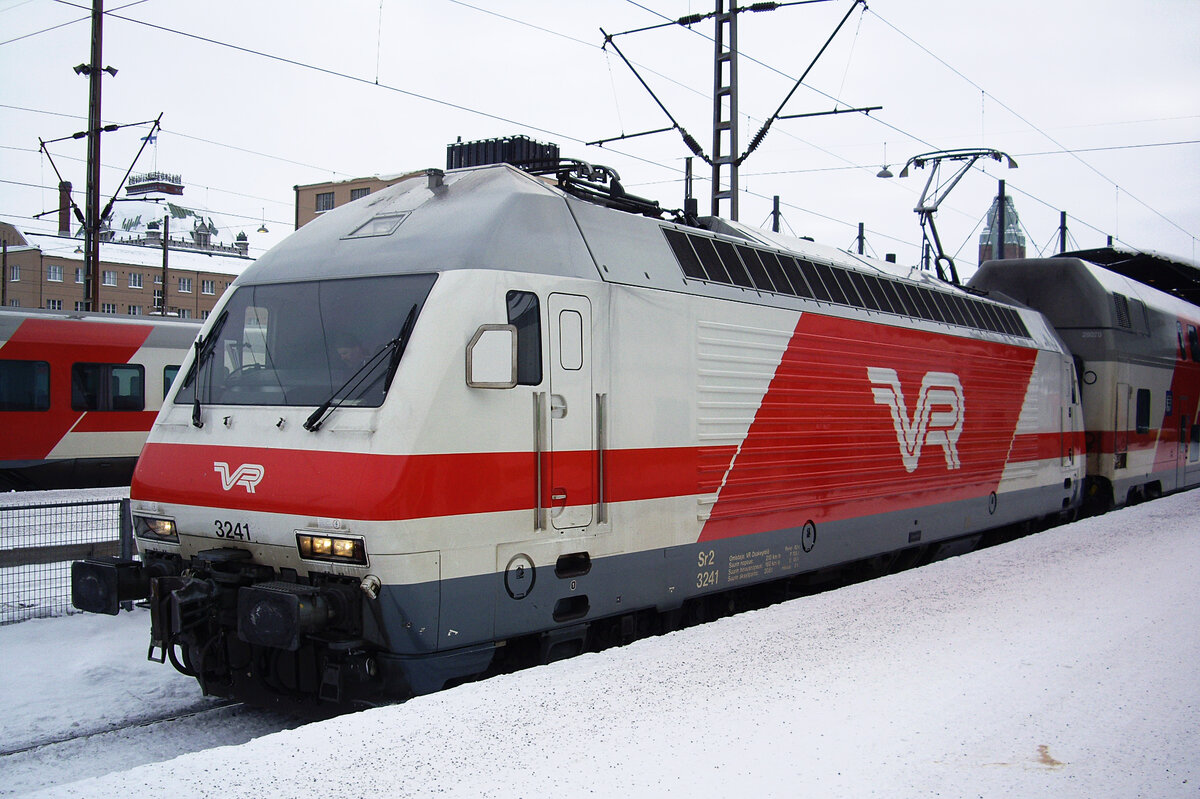 Finnish locomotive VR Sr2, No. 3241, Helsinki Central Station, 11 Feb 2012.