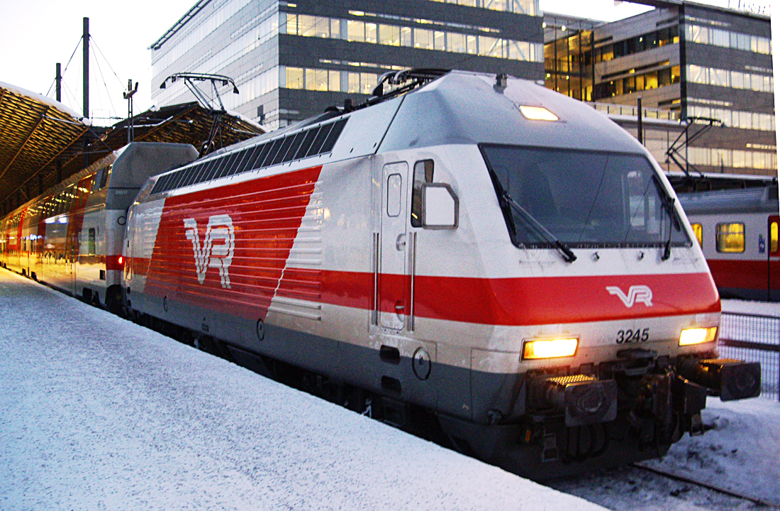 Finnish locomotive VR Sr2, No. 3245, Helsinki Central Station, 09 Feb 2012.