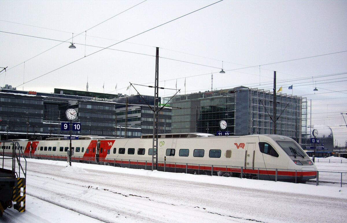 Finnish unit VR Sm3, No. 7113, FI-VR 9410 7000013-3, Helsinki Central Station, 08 Feb 2012.