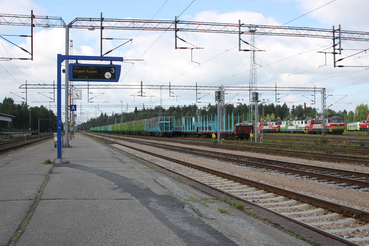 Finnland gehört zu einem der waldreichsten Länder in Europa. Dies merkt man vorallem an dien vielen Holzzügen die im ganzen Land verteilt für einen zügigen Transport sorgen. Am 27.07.2017 stehen ein voller und ein leerer Zug im Bahnhof Iisalmi in Mittelfinnland.