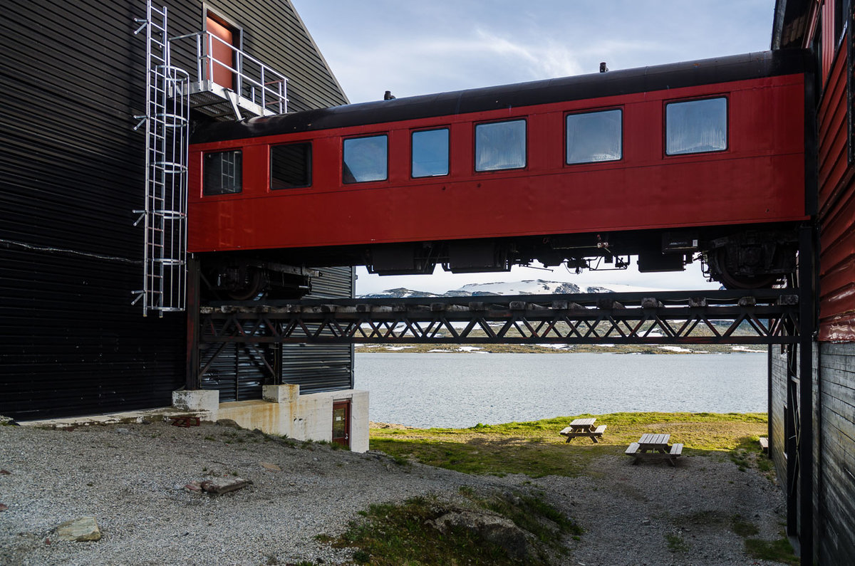 Finse / Bergenbahn: Eine ganz besondere Konstruktion verbindet 2 Gebäudetrakte des Sporthotels Finse 1222