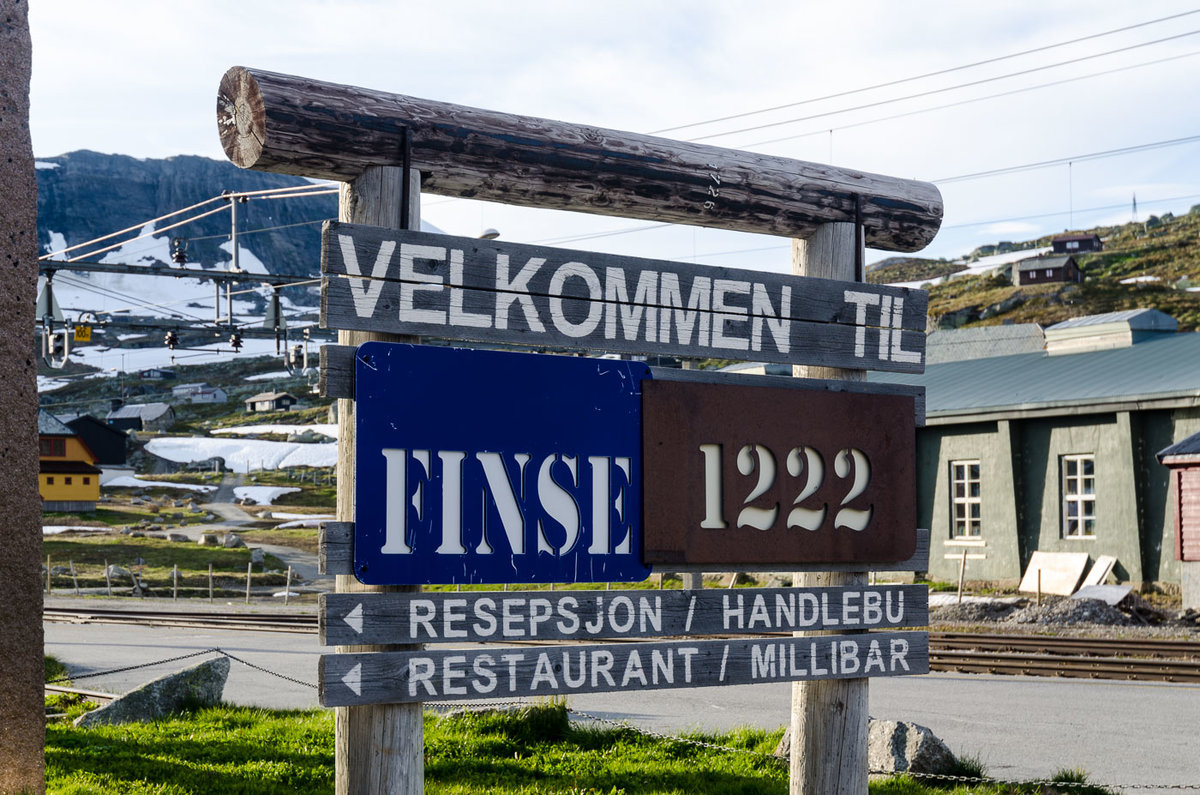 Finse / Bergenbahn: Willkommensschild des Sporthotels Finse 1222 im Abendlichtdes 6. Juli 2017