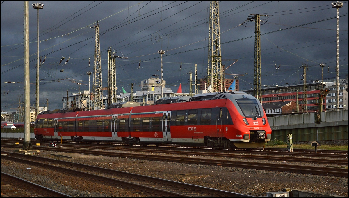Finster sieht es hinter 442 110 aus, es braut sich einiges zusammen. Gut dass es noch Züge mit echten Fenstern gibt, aus denen man Bilder wie aus dem Gleisbereich machen kann. Frankfurt, Januar 2015.