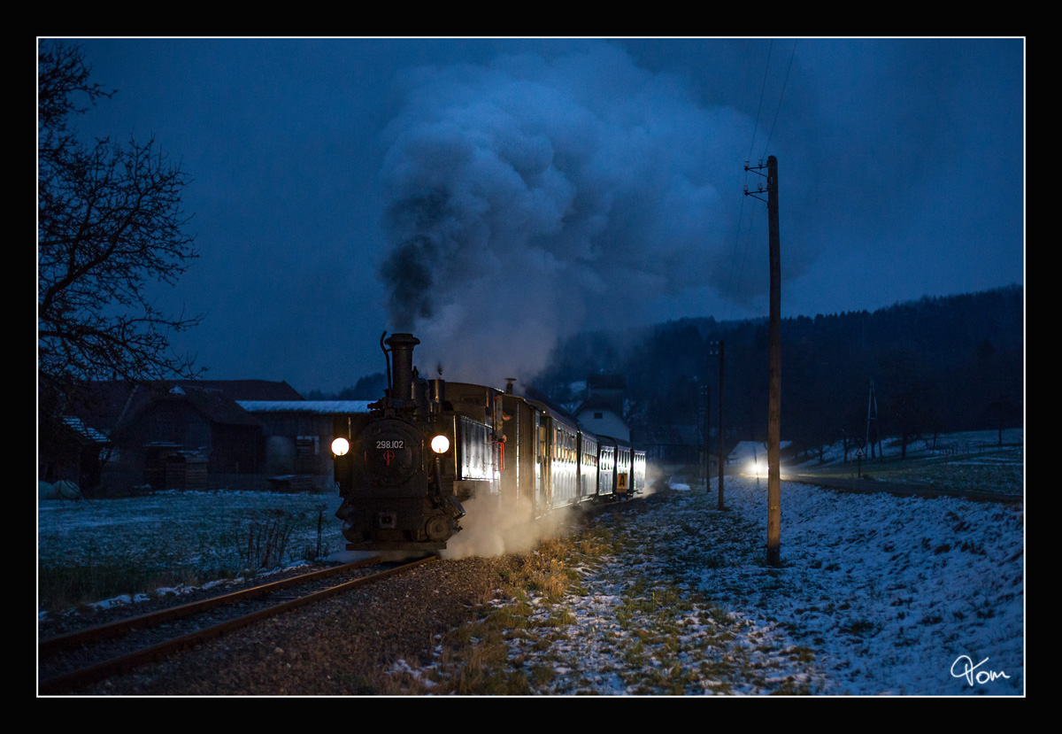 Finster war's, der Mond schien helle - In der Abenddämmerung dampft 298.102 mit einem Weihnachtszug durch das Steyrtal. 
Sommerhubermühle 2.12.2017