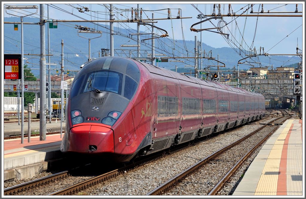 Firenze Campo die Marte. Ein ETR 575 NTV13 braust durch den Bahnhof. (18.06.2013)
