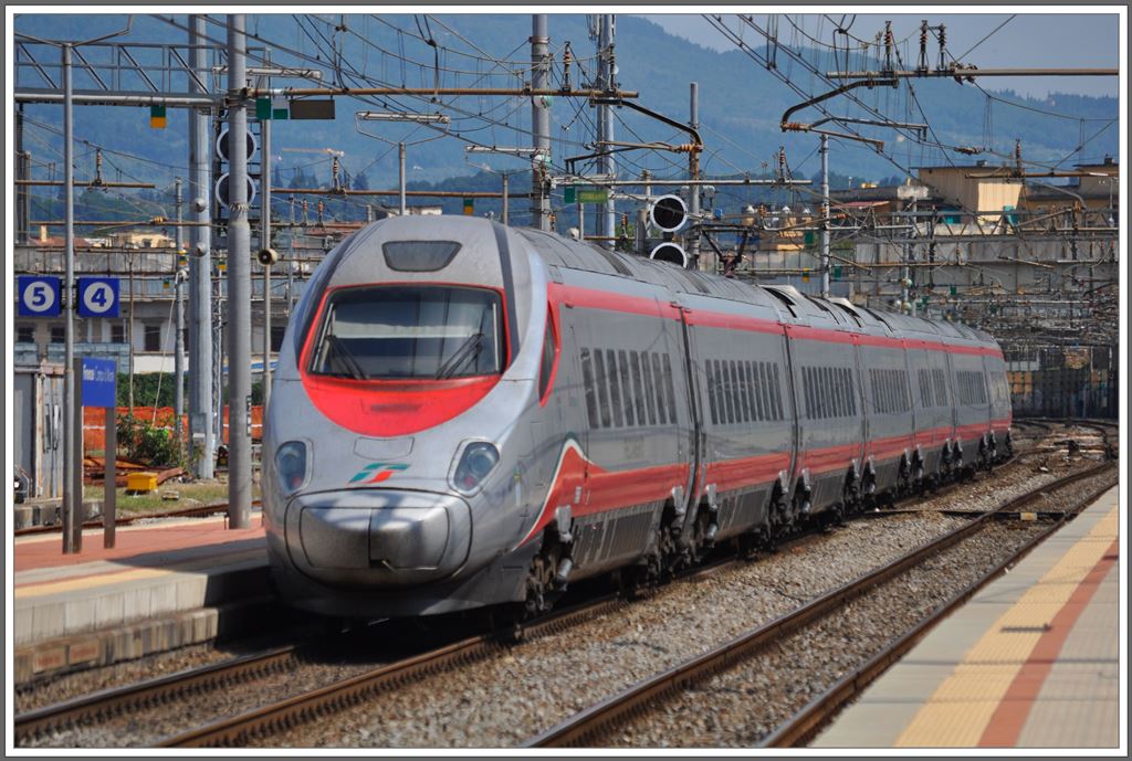 Firenze Campo die Marte. Ein ETR 600 braust durch den Bahnhof. (18.06.2013)