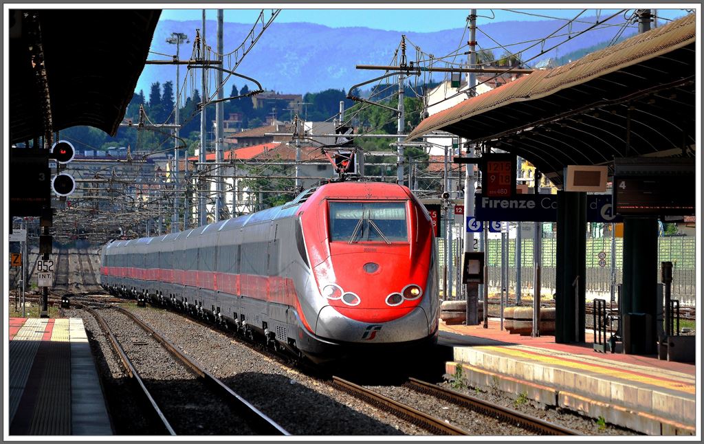 Firenze Campo die Marte. Ein ETR 500 Frecciarossa braust durch den Bahnhof. (18.06.2013)