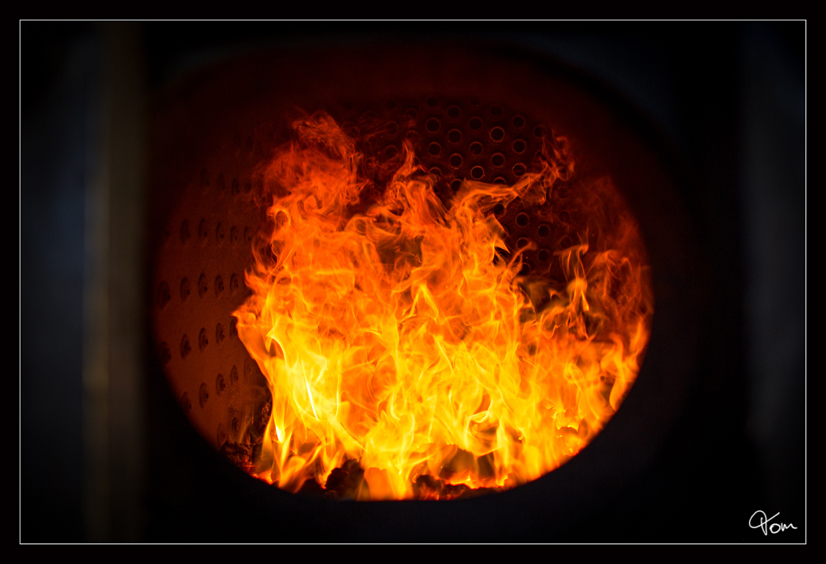 Firepower - Blick in die brennende Feuerbuchse der CFF 764 411R Reghin der Stainzerbahn, links gut erkennbar die Schweißnähte der Stehbolzen.
Stainz 27.07.2019