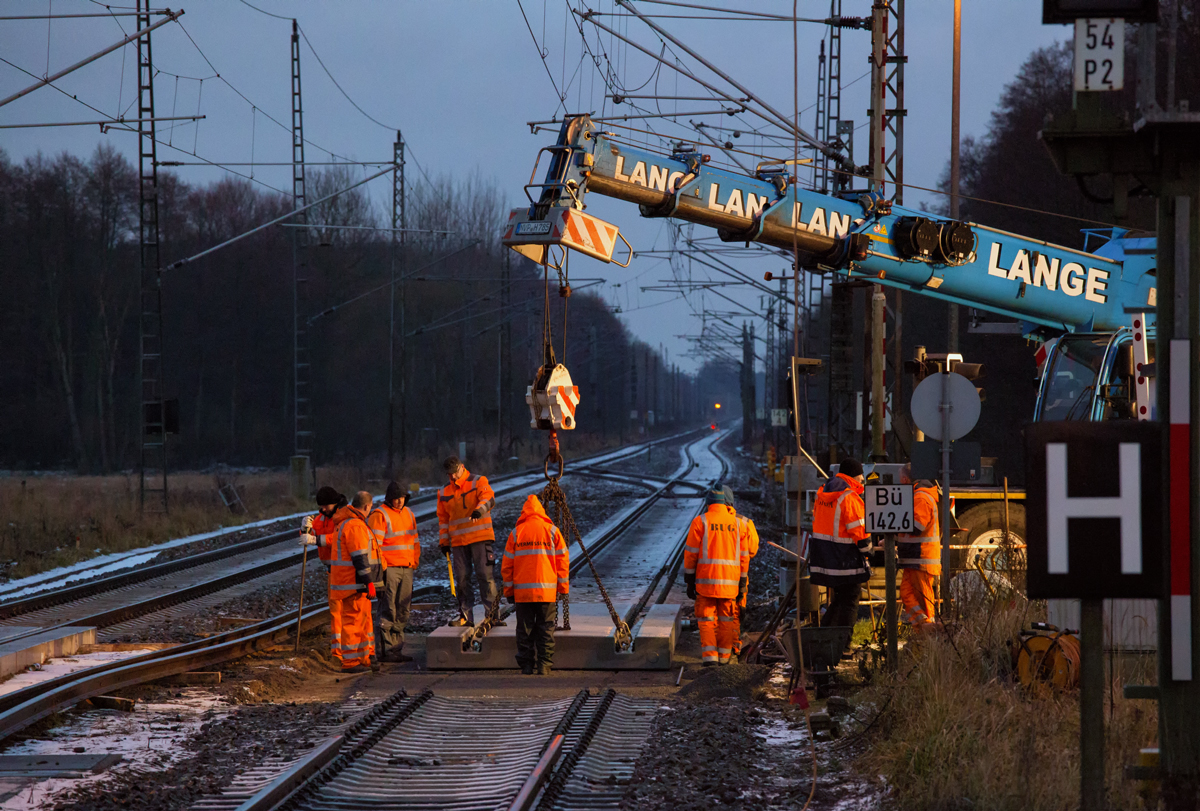 Firma BUG bei Bauarbeiten am Bahnübergang in Jatznick. - 28.11.2015
