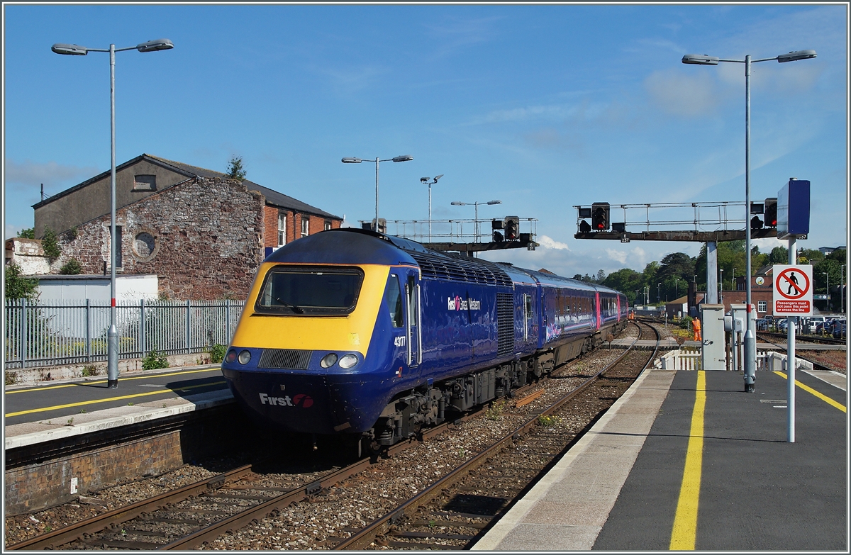 First Great Western HST 125 Class 43 Service verlässt Exeter St-Davids auf dem Weg nach London Paddington. 

14. Mai 2014
