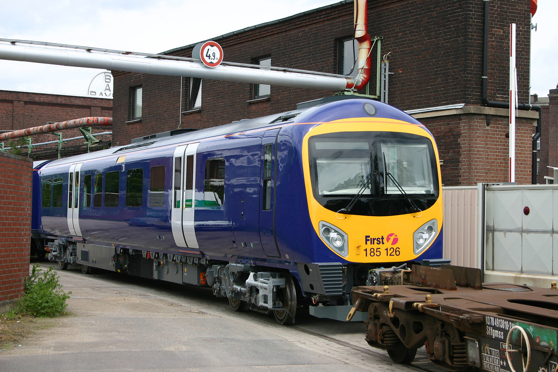 First TPE-Triebzug 185 126 hat zum Zeitpunkt der Aufnahme das Siemens-Werk in Krefeld-Uerdingen verlassen
und ist auf dem Weg zum gleichnamigen Güterbahnhof.
Von dort wurde er mit Hilfe von NIAG 4 in das Prüfcentrum Wegberg-Wildenrath weiter überführt.
Aufnahmedatum: 24. Mai 2006