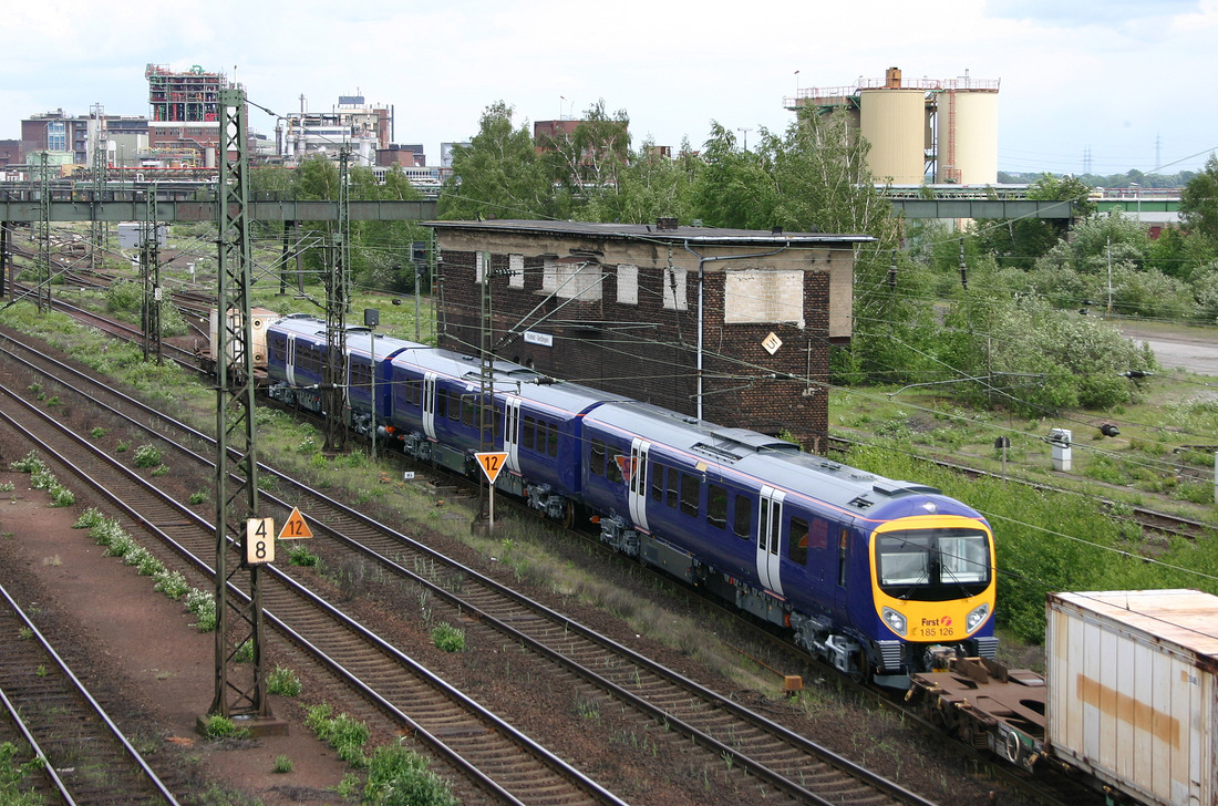 First TPE-Triebzug 185 126 hat an diesem Tag das Siemens-Werk in Krefeld-Uerdingen verlassen
und befindet sich zum Zeitpunkt der Aufnahme im gleichnamigen Güterbahnhof.
Von dort wurde er mit Hilfe von NIAG 4 in das Prüfcentrum Wegberg-Wildenrath weiter überführt.
Aufnahmedatum: 24. Mai 2006