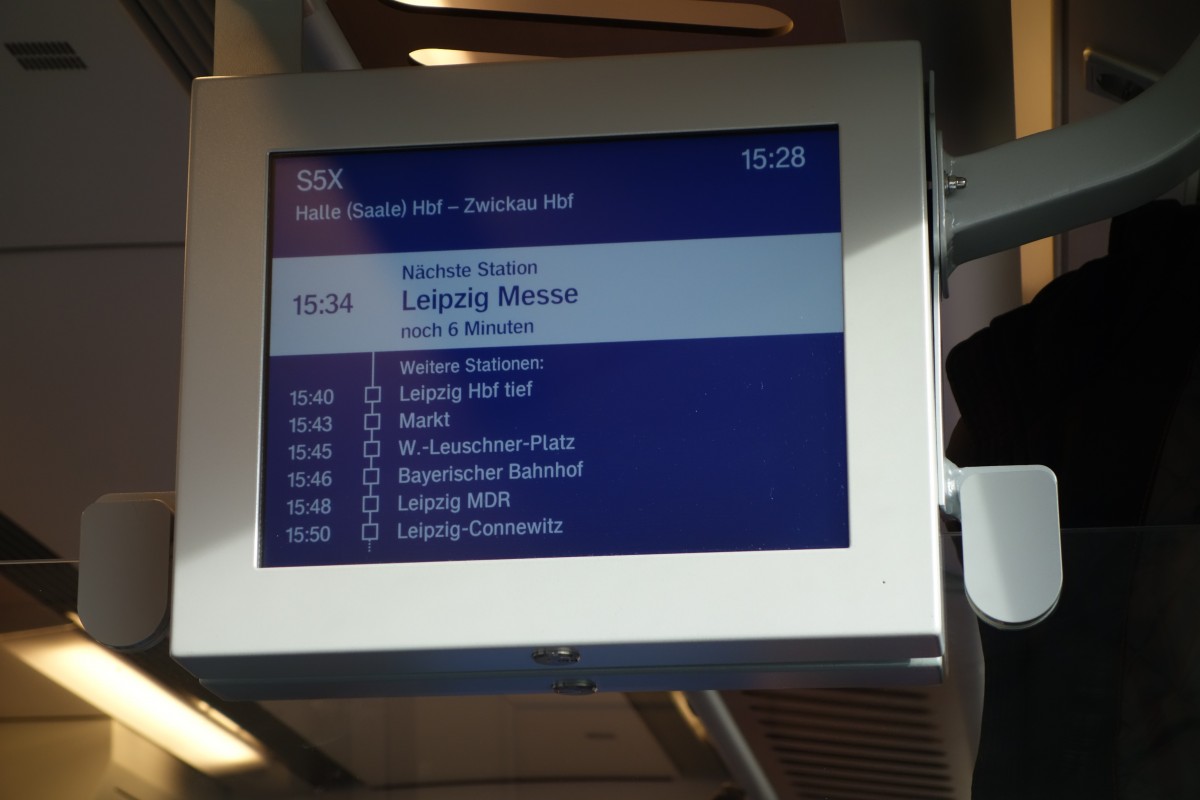FIS-Monitor in der S 5X (S-Bahn Mitteldeutschland) auf ihrem Weg von Halle(Saale)Hbf nach Zwickau(Sachs)Hbf, Februar 2015. Das Foto wurde von der 1.Klasse aus gemacht, eingesetzt war ein dreiteiliger Talent 2 (BR 1442).