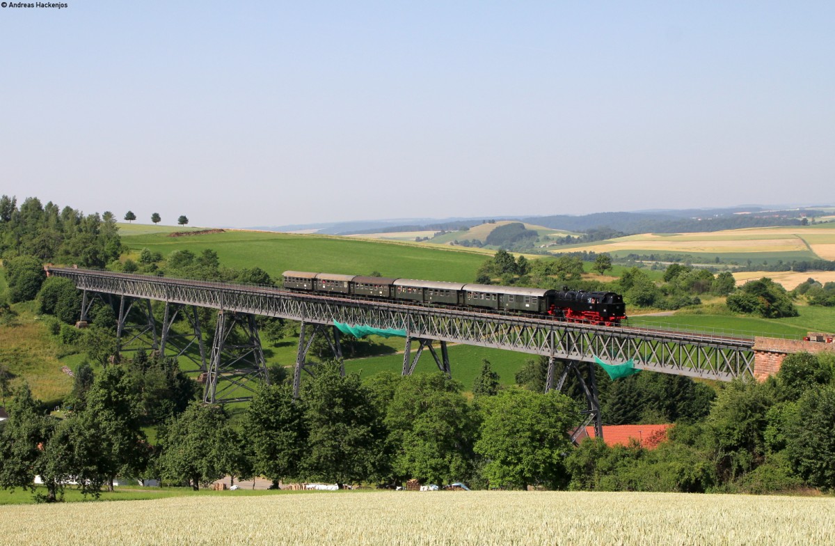 FKE 262 mit dem Personenzug nach Weizen auf den Epfenhofener Talübergang 5.7.15