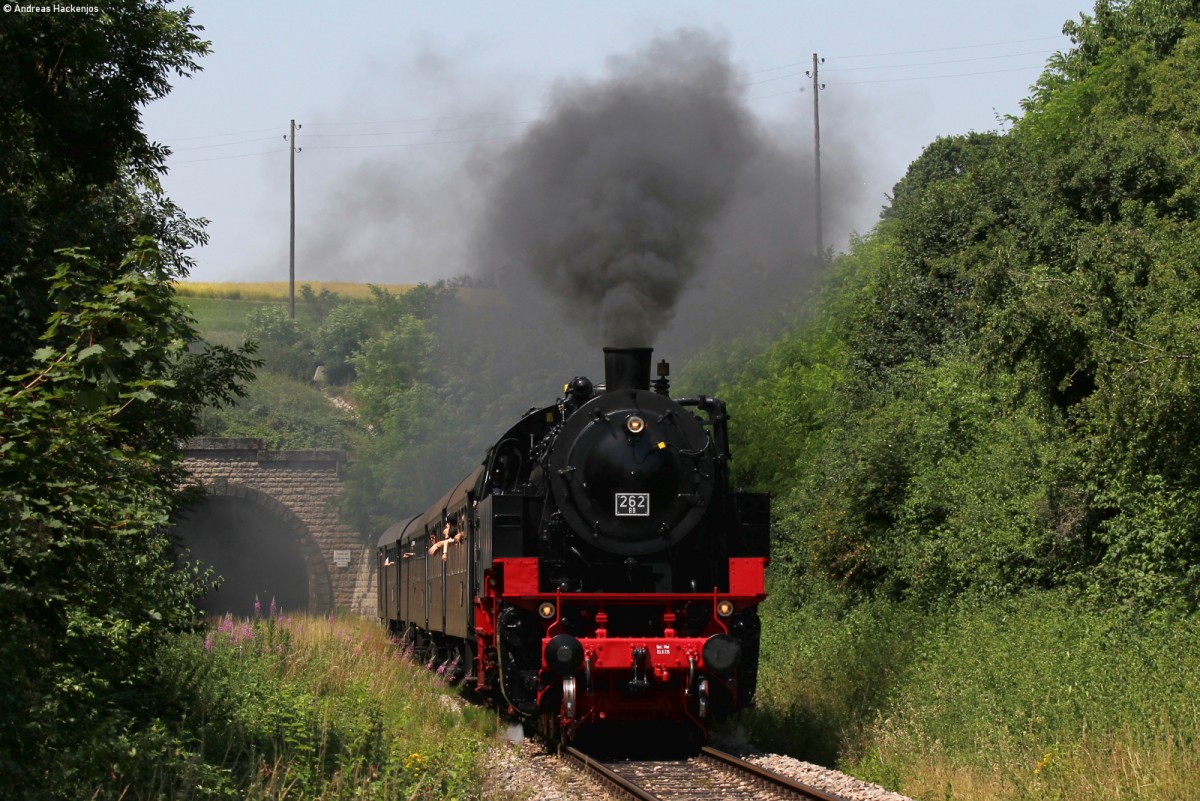 FKE 262 mit dem Personenzug nach Zollhaus-Blumberg beim Tunnel am Achdorfer Weg 5.7.15