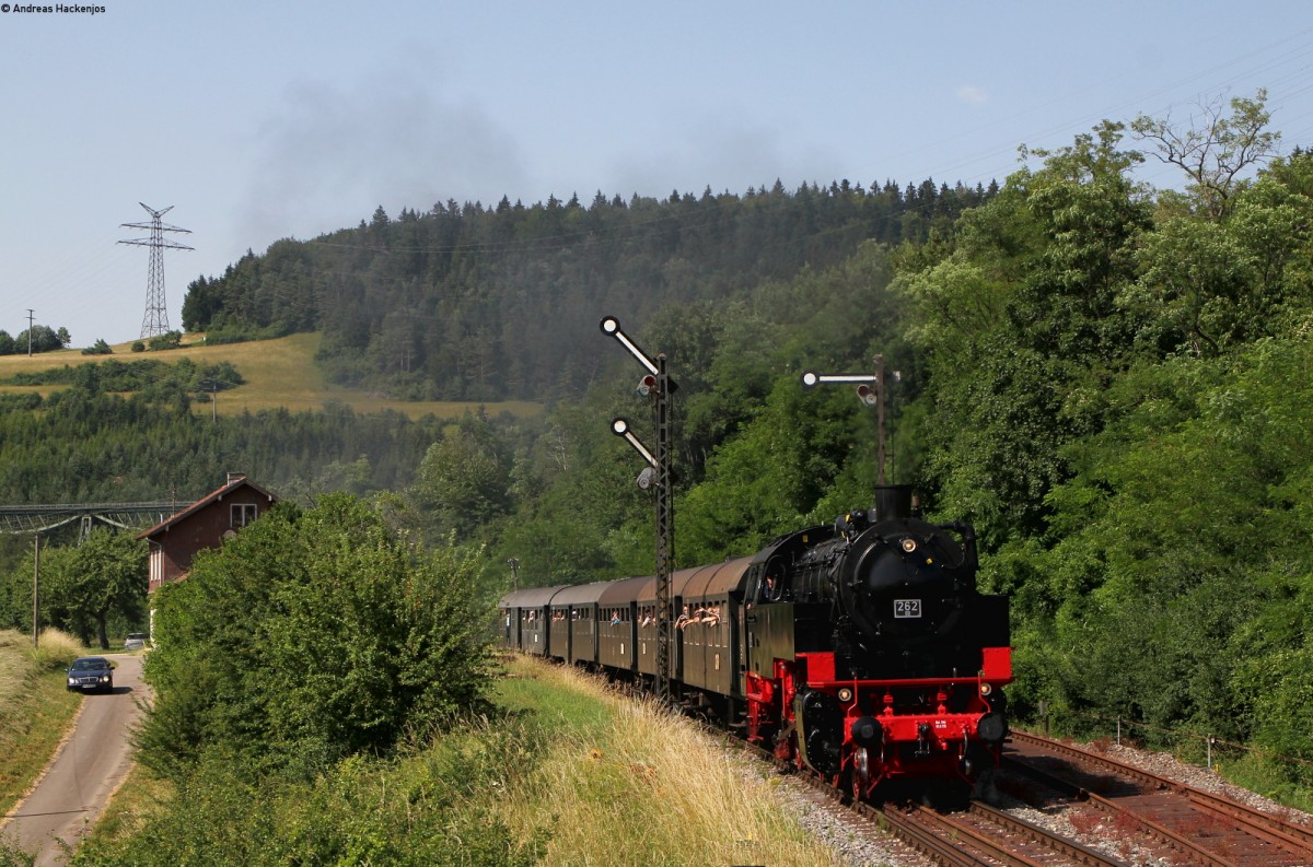 FKE 262 mit dem Personenzug nach Zollhaus-Blumberg in Epfenhofen 5.7.15