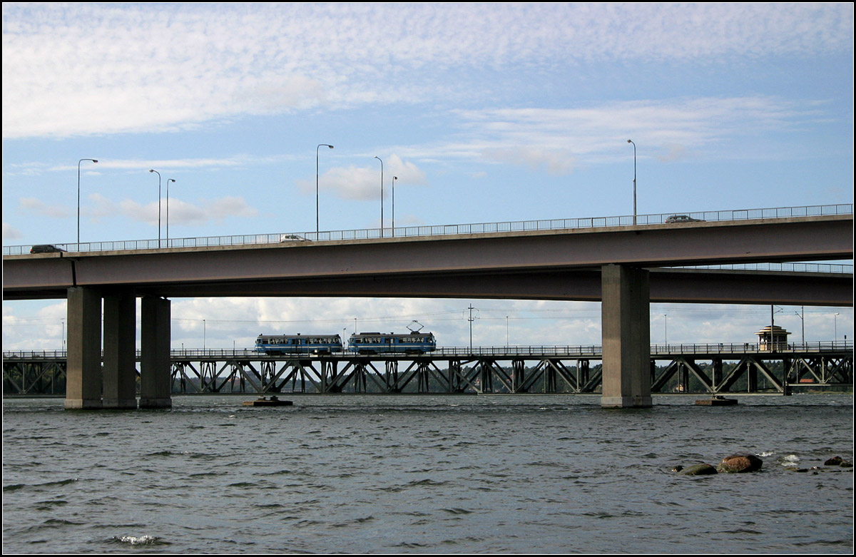 Flach über dem Wasser -

Lidingöbahn: Die Straßenbrücke zwischen Stockholm und Lidingö befindet sich auf höherem Niveau als die alte Bahnbrücke. Die alte Brücke hat deshalb eine hochzuklappenden Teil (nicht im Bild) um Schiff queren zu lassen. 

25.08.2007 (M)