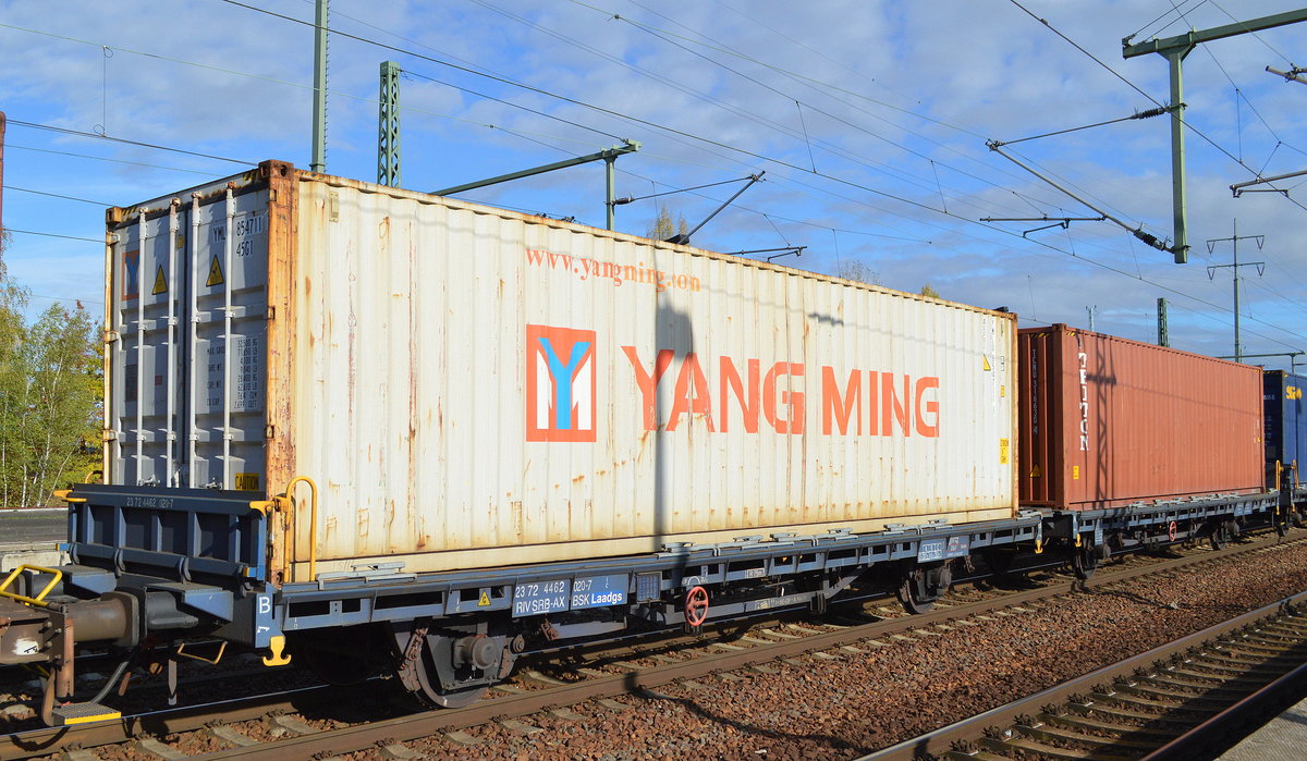 Flachwagen-Einheit von der slowakischen Fa. AXBENET s.r.o., in diesem Fall für den Transport von Containern, mit serbischer Registrierung und der Nr. 23 RIV 72 SRB-AXBSK 4462 020-7 Laadgs in einem Containerzug am 18.10.19 Bf. Flughafen Berlin Schönefeld. 
