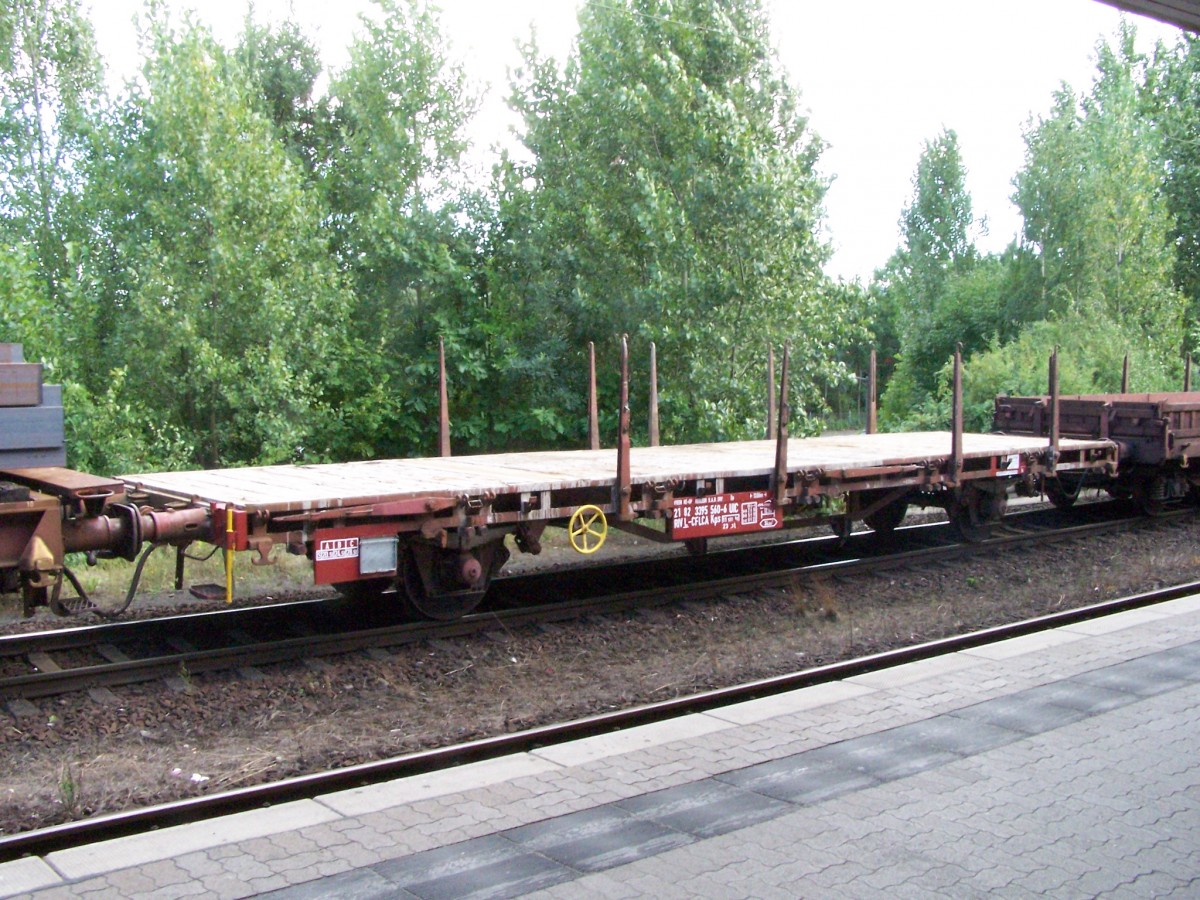 Flachwagen Kps 21 82 3395 560-6 UIC RIV L- CFLCA (CFL-Cargo) aus Luxemburg in einem bunt gemischten Güterzug. Schienenwagen in UIC-Abmessungen mit Rungen aber ohne Borde haben nur wenige Bahnen beschafft.  Aufgenommen in Braunschweig Hbf. 13.8.2008.