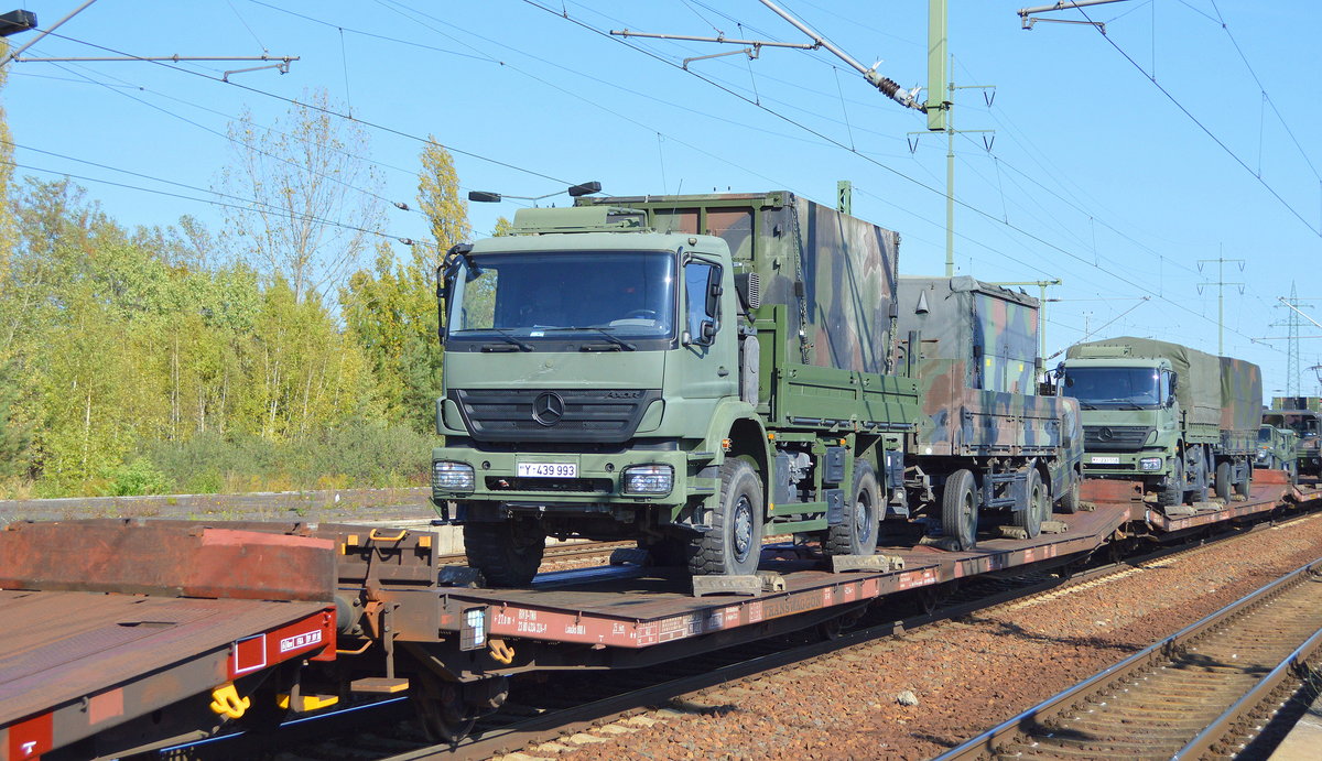 Flachwageneinheit mit abgesenktem Fußboden vom Einsteller TRANSWAGGON mit der Nr. 23 RIV 80 D-TWA 4334 324-9 Laadks 800 A beladen mir einem Bundeswehr LKW Typ Mercedes-Benz Axor 1829 A (Lkw 5 t hümS (4×4)) + Hänger und einem Wolf Geländefahrzeug in einem Militärtransport am 05.10.18 Bf. Flughafen Berlin-Schönefeld.
