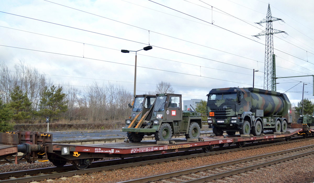 Flachwageneinheit mit abgesenktem Fußboden vom Einsteller TRANSWAGGON im Einsatz für die Bundeswehr mit der Nr. 23 RIV 80 D-TWA 4334 308-2 (P) Laadks 800 A beladen mit einem sogenannten Bundeswehr Feldumschlaggerät (FUG) 2,5 t gl (4×4) Steinbock 2,5 Y4 und einem IVECO Typ 340 E 42 N. Straßentankwagen schwer 8×8 der Bundeswehr am 10.01.19 in einem Militärtranportzug Bf. Flughafen Berlin-Schönefeld.