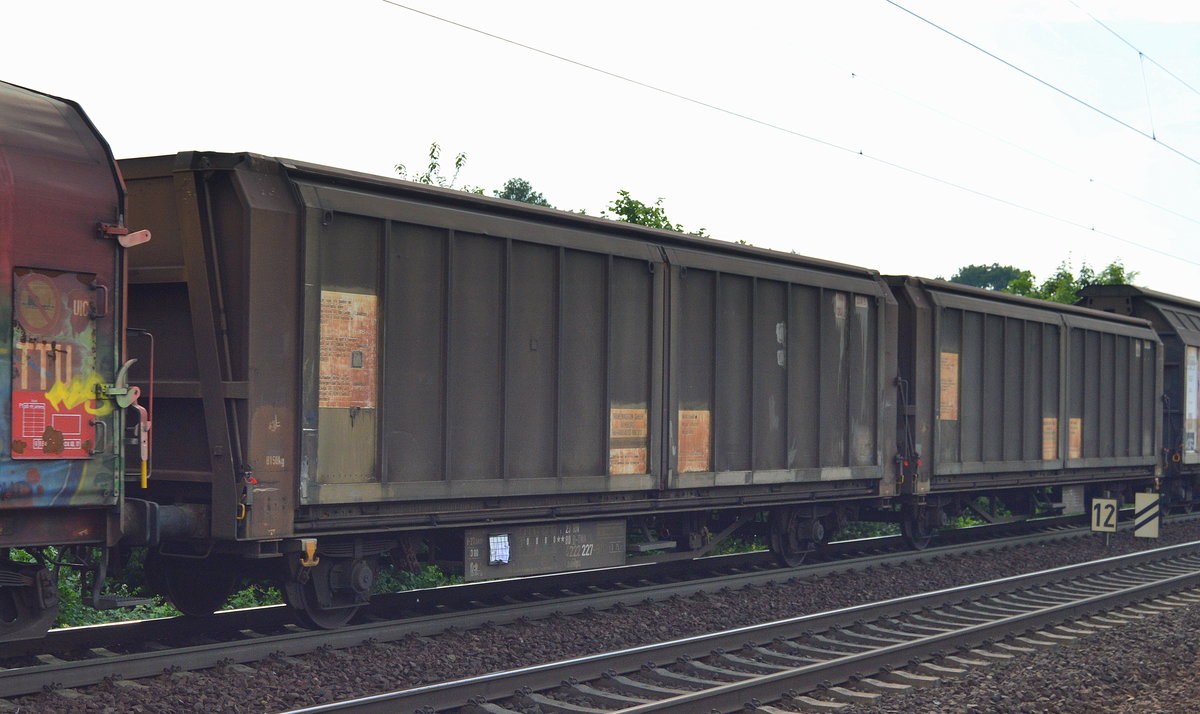 Flachwageneinheit mit beweglichen Abdeckungen vom Einsteller Transwaggon mit der Nr. 23 RIV 80 D-TWA 4222 227-9(P) Laaiilps am 30.05.18 Dresden-Strehlen.