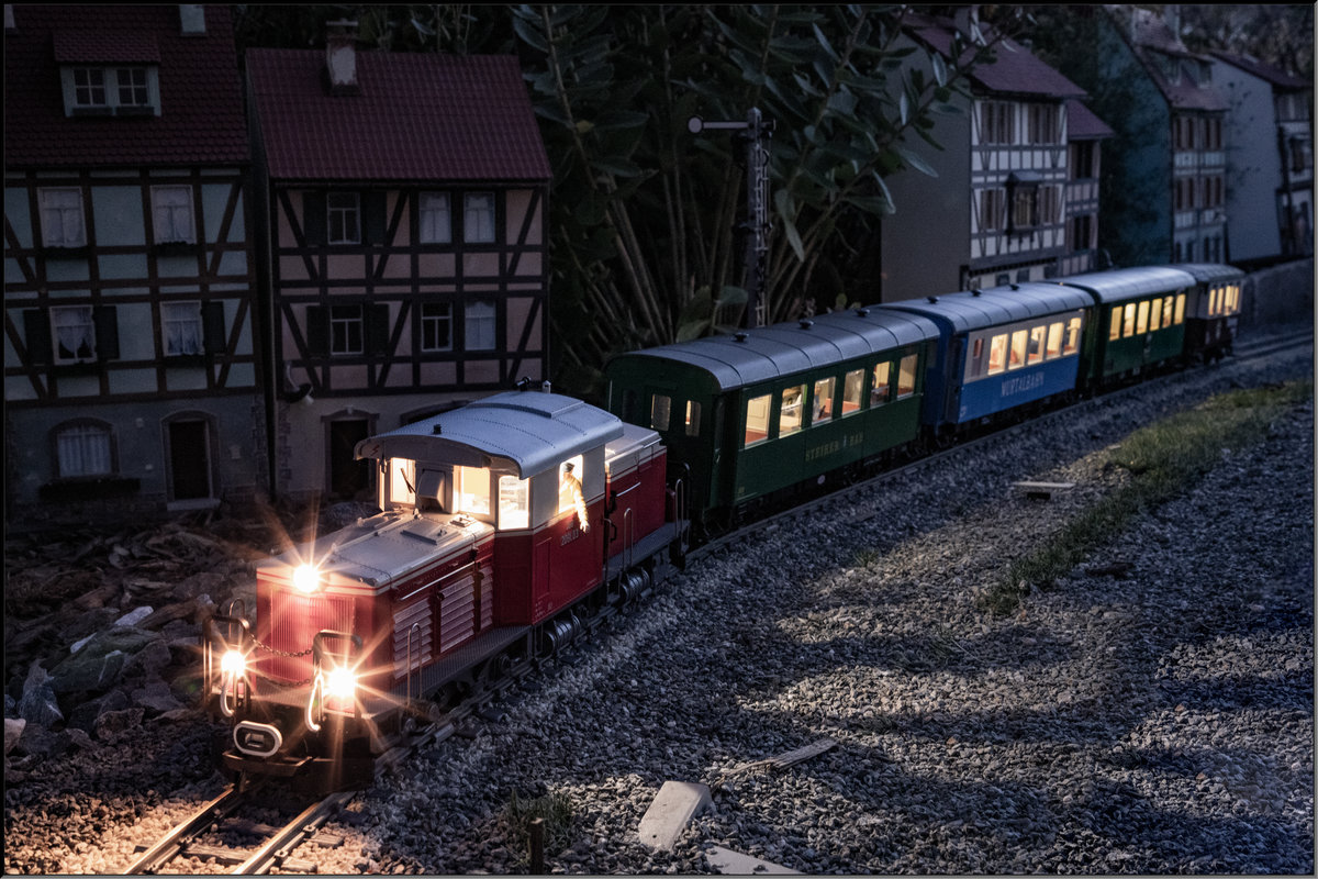 Flackerfrei rollt die 2091 mit Ihrem beleuchteten Zug durch die Nacht ,... 

Mondscheinfahrt am 11.10.2019