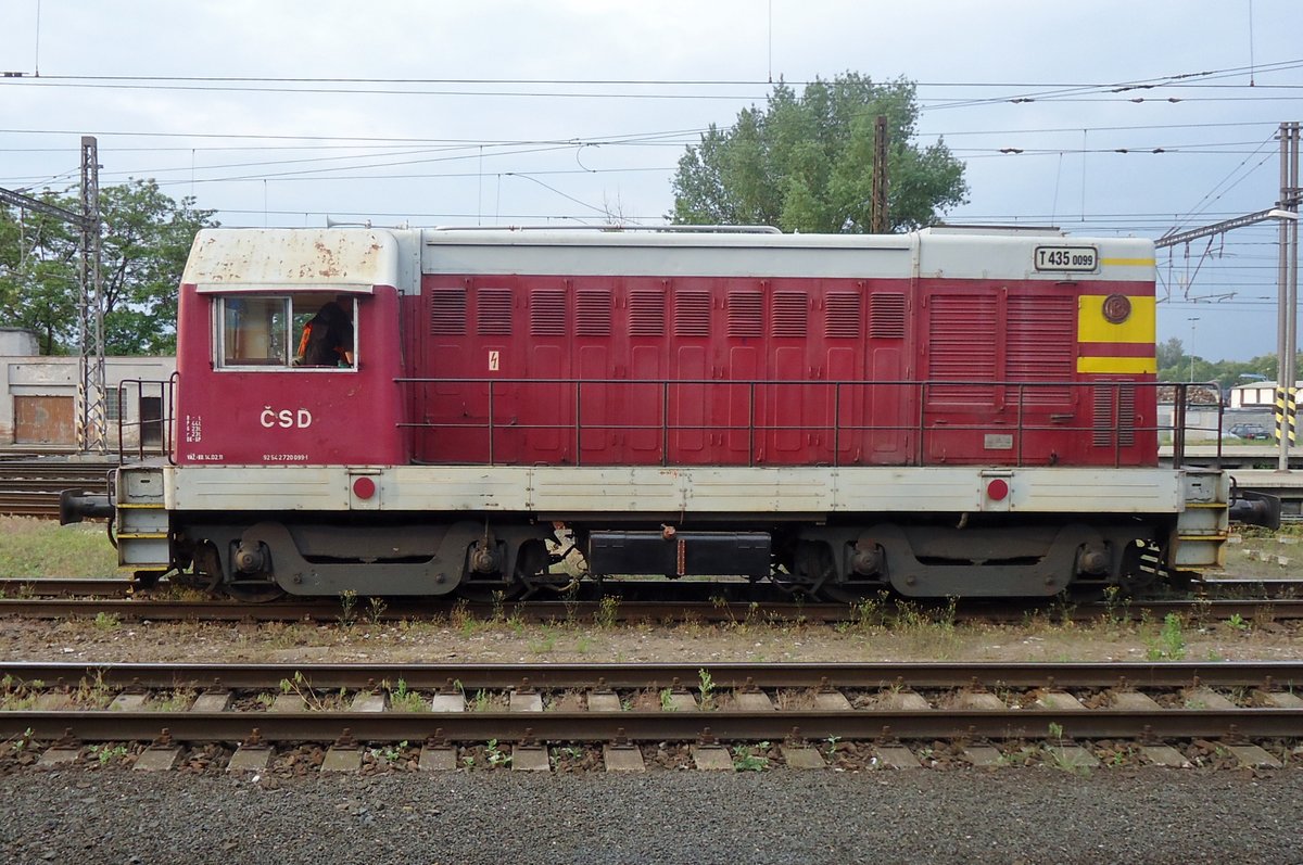 Flankschüss auf T435 0099 in Kolín am grauen Morgen von 15 Mai 2015.