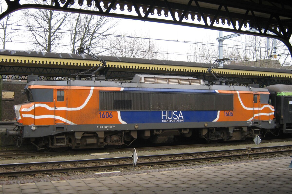 Flankschüss von HUSA (ehemahligen ACTS) 1606 in 's Hertogenbosch am 4 März 2012. HUSA 1606 ist heute RRF 4402 und hat deren orange-blaue Farben längst verloren.