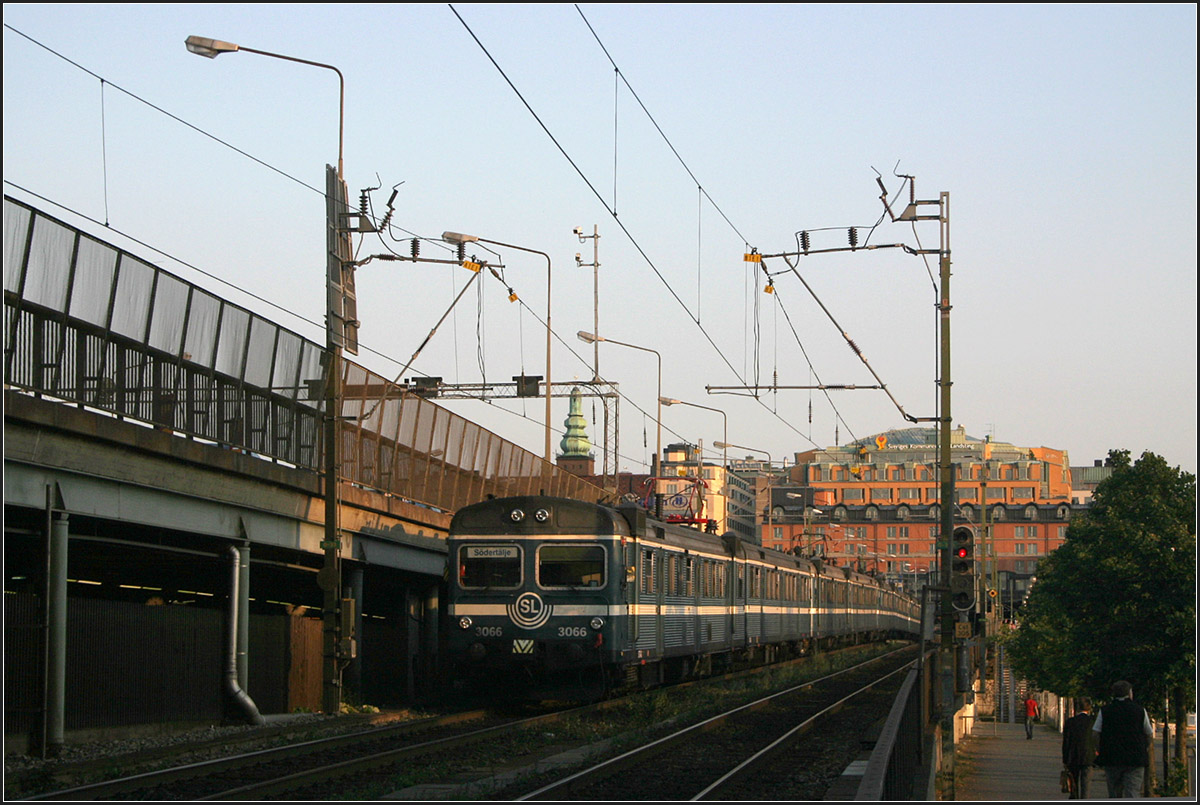 Flaschenhals -

Der ganze Bahnverkehr einschließlich der Pendelzüge von Stockholm central nach Süden wird auf nur zwei Gleisen abgewickelt. Ein Tunnel mit zwei unterirdischen Stationen wird hier aber bald für Entlastung sorgen.

Ein X1-Pendelzug zwischen Stockholm C und Stockholms Sätra neben der U-Bahnstation  Gamla stan  (links unter der Straßenbrücke). 

22.8.2007 (M)