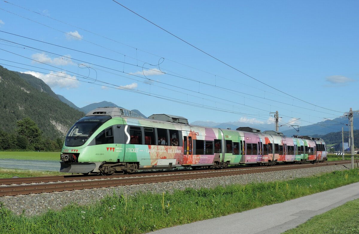 Flaurling - 25. August 2021 : Triebwagen 4024 088 mit der  Ein Jahr Ticket  Werbung im Einsatz auf der S 4 - Zug 5124 - Kufstein - Telfs Pfaffenhofen.