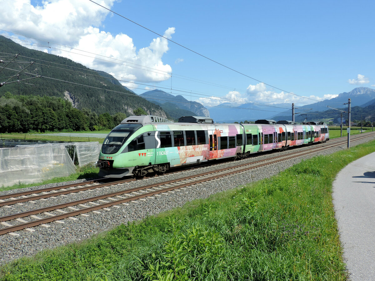 Flaurling - 25. August 2021 : Triebwagen 4024 088 mit der  Ein Jahr Ticket  Werbung im Einsatz auf der S 5 - Zug 5160 - Jenbach - Ötztal.