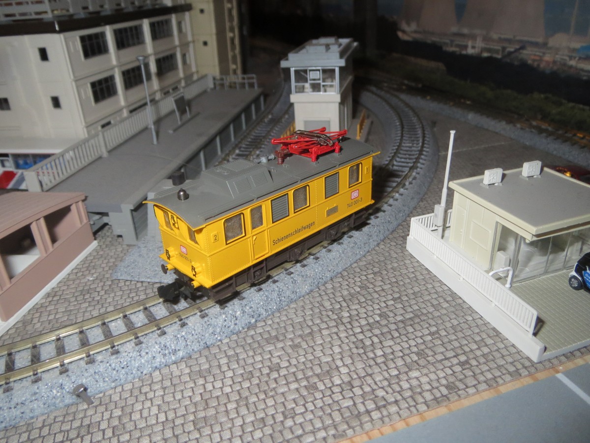 Fleischmann-N-Schieneschleifwagen (Phantasieausfhrung). Die DB-Beschriftung 740 001-3 ist insofern irrefhren, da ein Dienstfahrzeug der DB auf Basis eins Uerdinger Schienenbus diese Kennzeichnung trgt.
