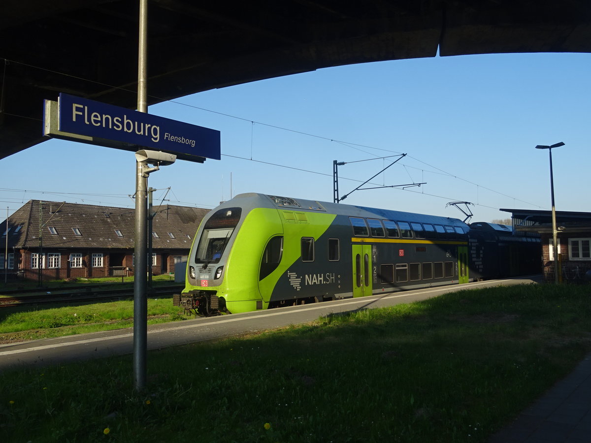 Flensburg Hbf. 14.5.2018: Abfahrbereiter RE 7 nach Hamburg. Inzwischen haben diese Linie Doppelstock-Triebzüge von Bombardier komplett übernommen- hier 445 030.