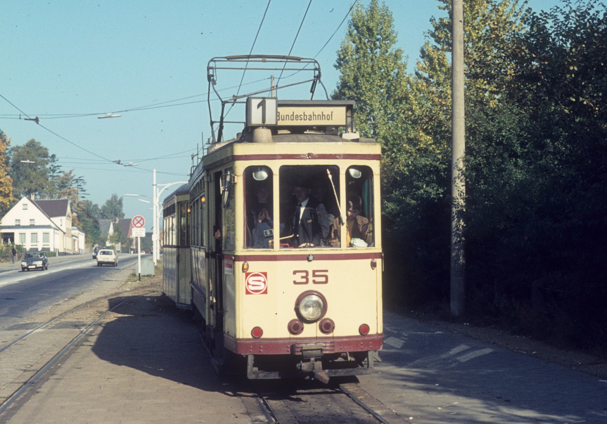 Flensburg Stdtische Strassenbahn: Sonderfahrt mit dem Triebwagen 35 + dem Beiwagen 103. Die Wagen halten an der Endstelle Ostseebadweg am 8. Oktober. 1972.